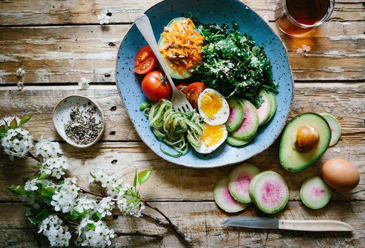 testosterone food booster how can a plate with eggs, oysters, spinach, and avocado